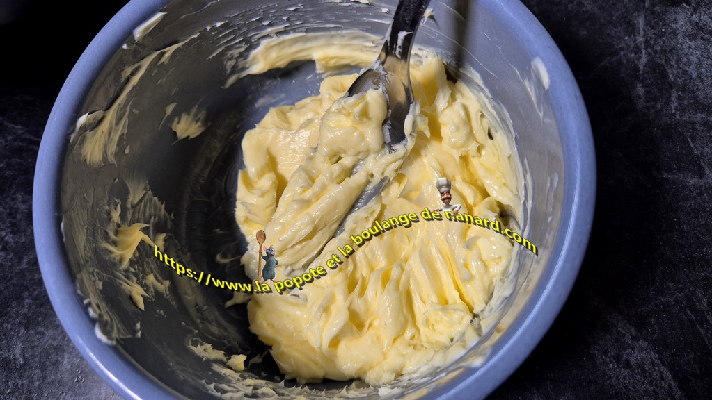 Travailler le beurre à la fourchette afin de le rendre bien pommade