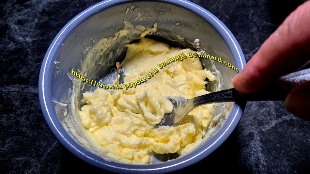 Travailler le beurre à la fourchette dans un ravier pour le rendre bien pommade