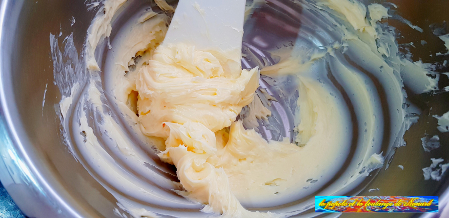 Travailler le beurre à la spatule pour en faire une pommade