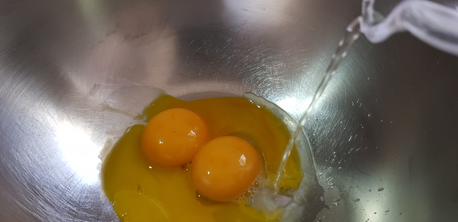 Verser 12 cl d\\\'eau très chaude sur les jaunes d\\\'œufs
