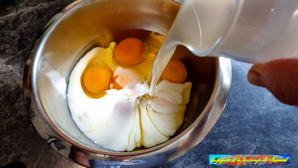 Verser environ 20 cl de lait avec les œufs