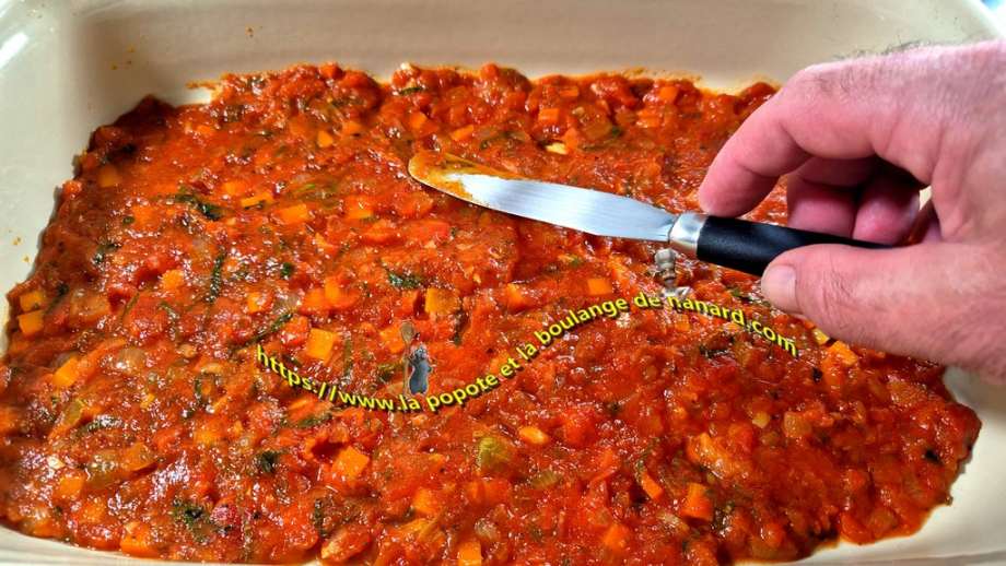 Verser environ les deux tiers de la sauce tomate dans un grand plat creux puis bien la répartir