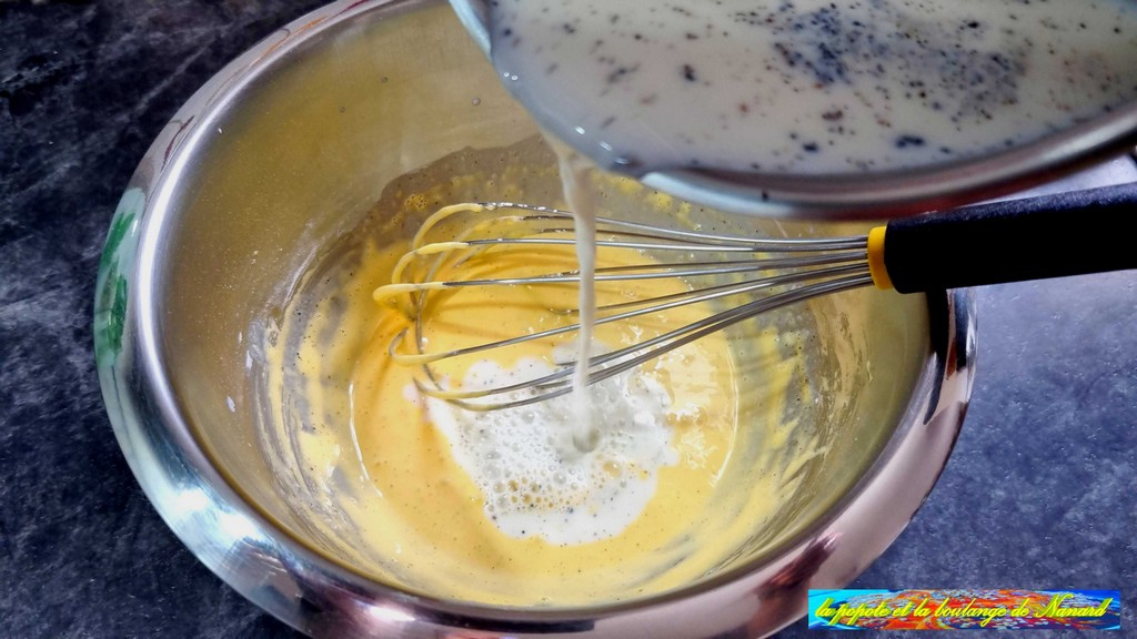 Verser environ un tiers du lait chaud sur les œufs tout en mélangeant