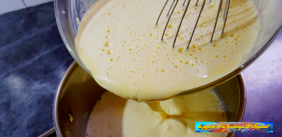 Verser la crème dans la casserole avec le reste de lait