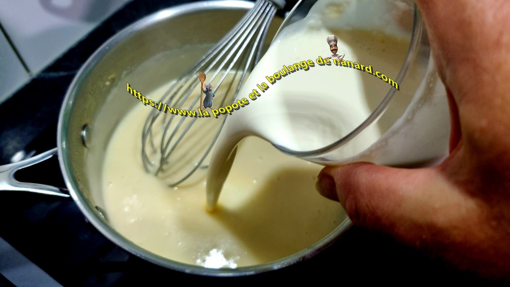 Verser la crème puis laisser cuire la sauce 2 minutes à feu doux en fouettant régulièrement