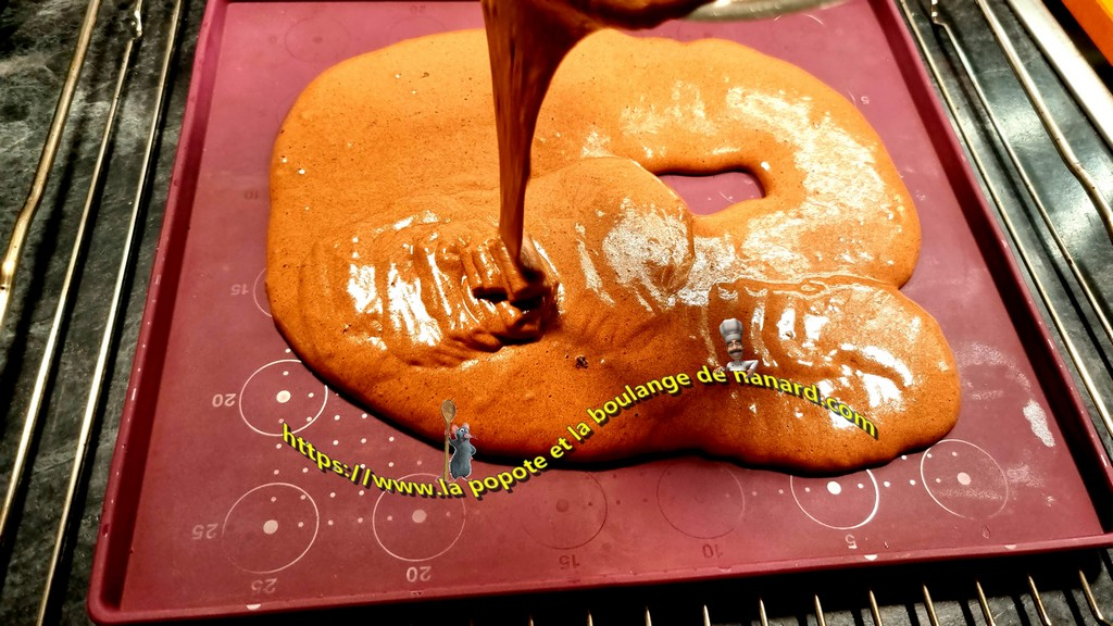 Verser la pâte dans une plaque à biscuit roulé