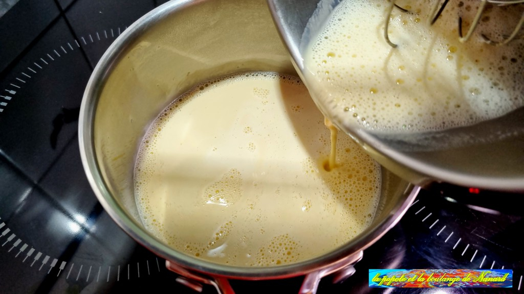 Verser la préparation dans la casserole sur le reste de lait