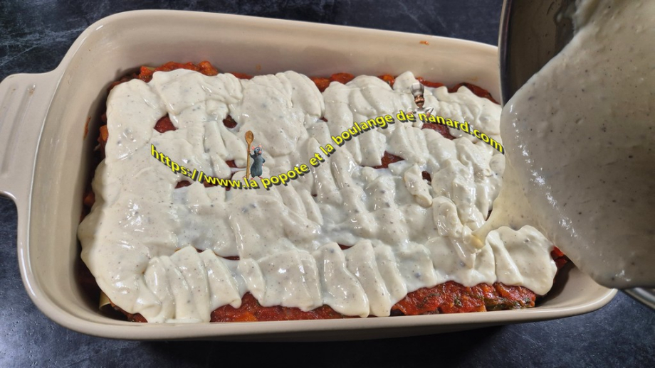 Verser la sauce béchamel sur la tomate