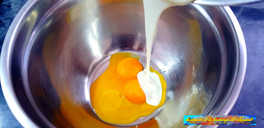 Verser la sauce béchamel sur les jaunes d\\\'œufs en mélangeant au fouet
