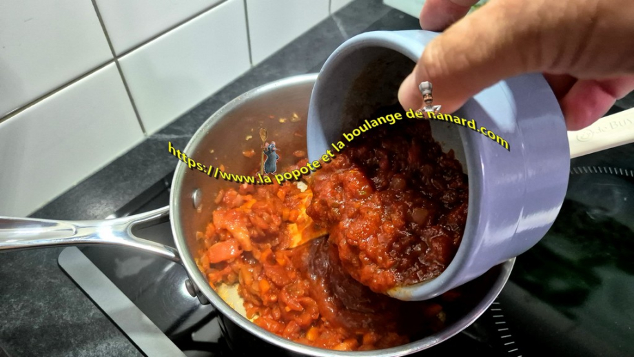 Verser la tomate cuisinée