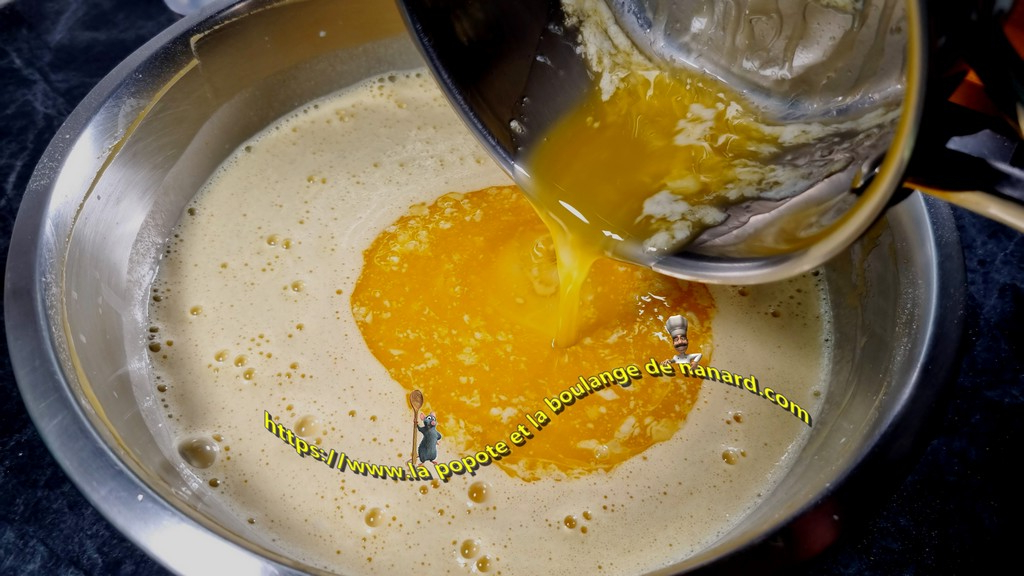 Verser le beurre encore chaud dans la pâte