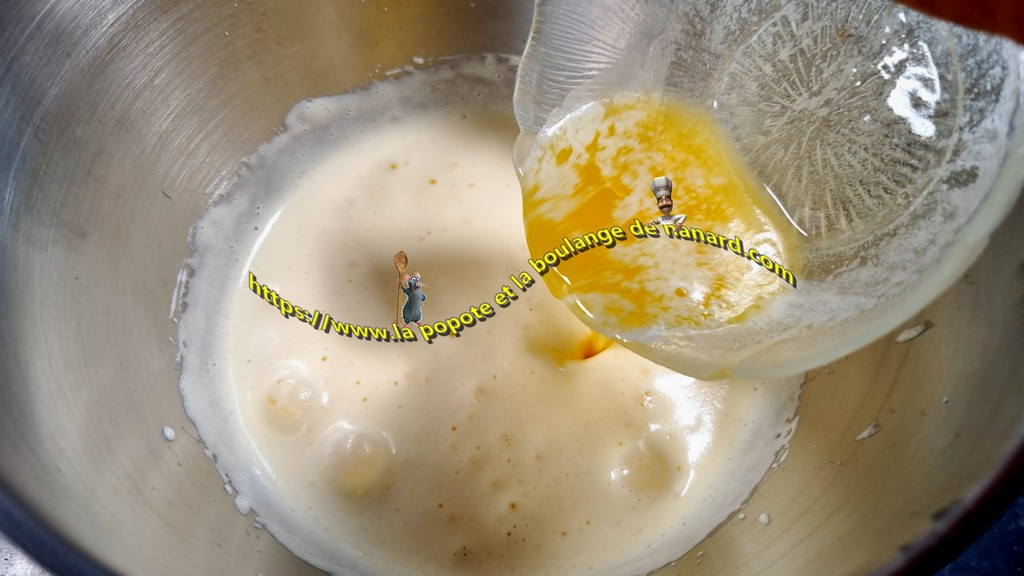 Verser le beurre fondu refroidit