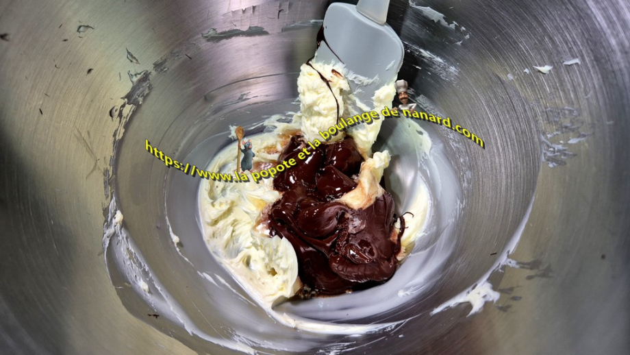 Verser le chocolat sur le beurre