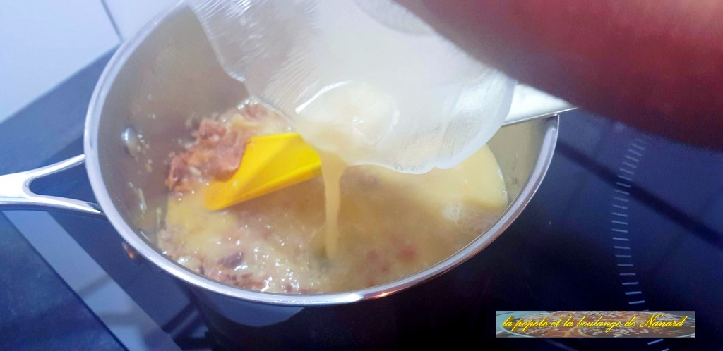 Verser le fond de volaille dans la casserole et laisser cuire 3 à 4 minutes