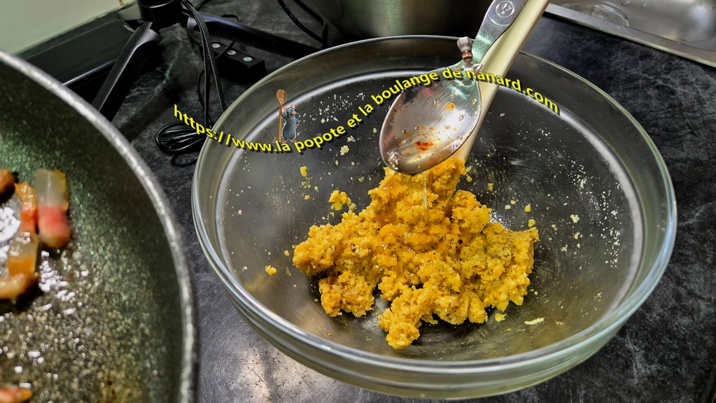 Verser le gras dans la préparation au parmesan puis mélanger au fur et à mesure