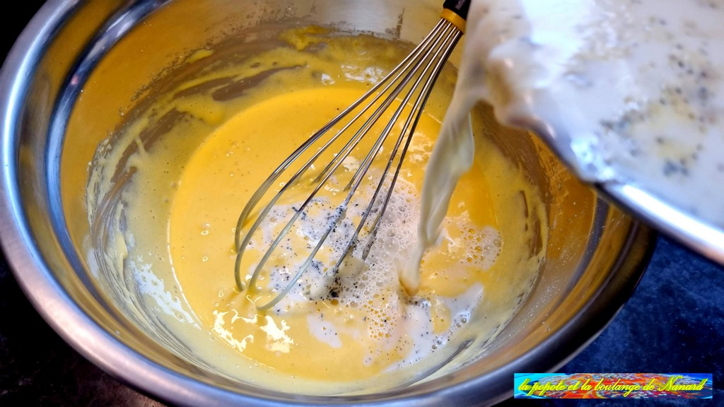 Verser le lait chaud sur les œufs tout en mélangeant