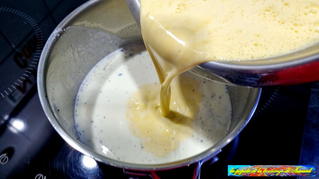 Verser le mélange dans la casserole sur le reste de lait