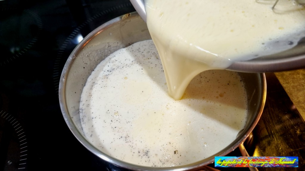 Verser le mélange sur le reste de lait dans la casserole