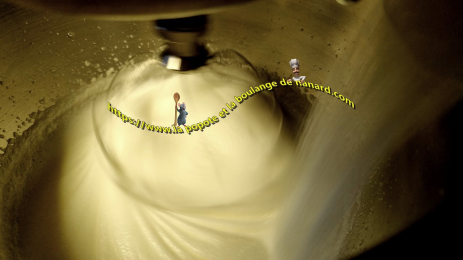 Verser le sucre puis laisser monter les blancs 2 minutes à vitesse rapide