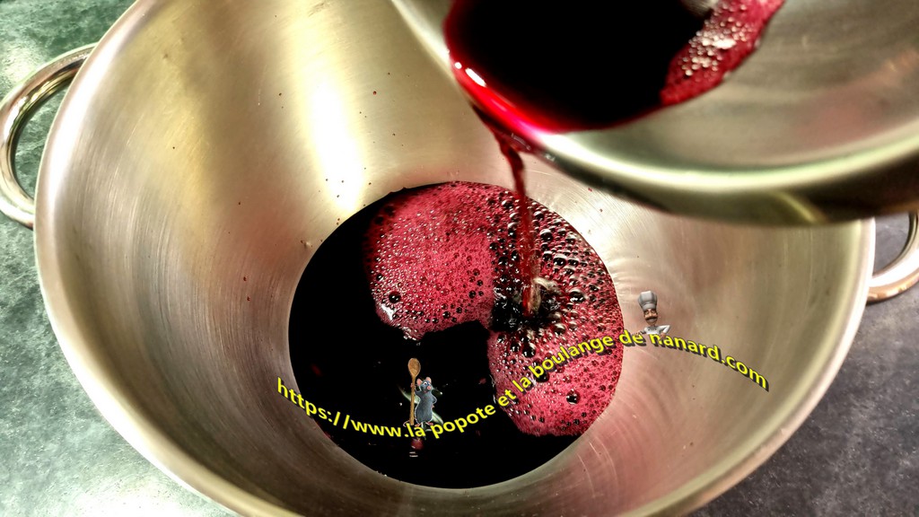 Verser le vin bien refroidit dans la cuve du robot