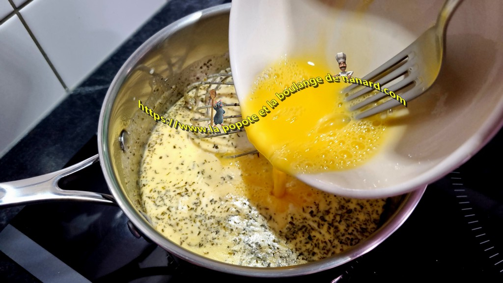 Verser les œufs dans le fromage fondu tout en fouettant et feu coupé