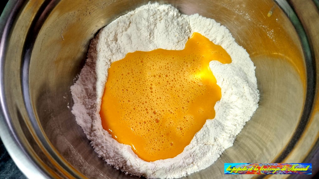 Verser les œufs sur le mélange farine et sucre