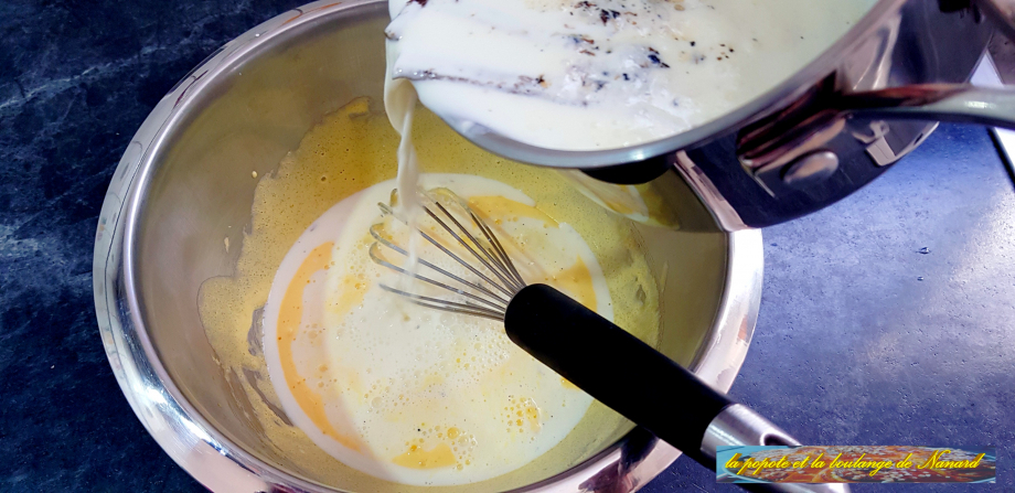 Verser un tiers du liquide chaud sur les œufs en remuant