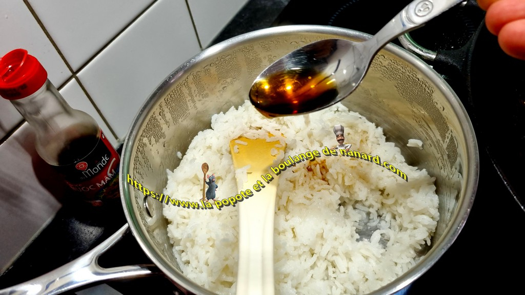 Verser une cuillère à soupe de sauce Nuoc Mâm dans le riz juste avant de le servir