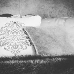 Des oreillers dans un décor en noir et blanc