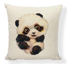 Un coussin blanc avec le design d’un bébé panda