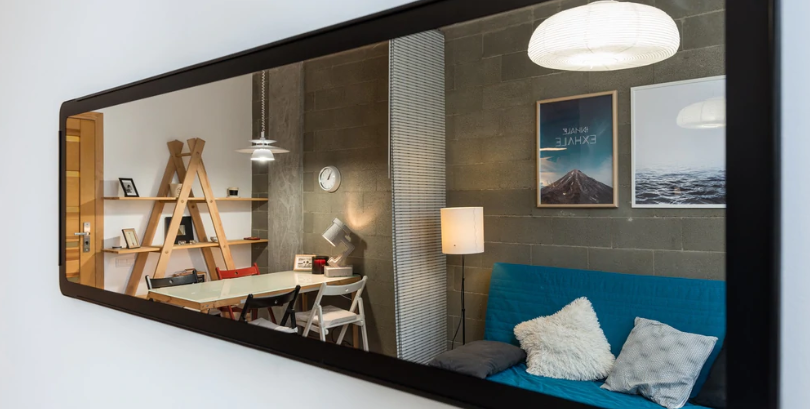 Le reflet de la déco d’une chambre à coucher dans un miroir