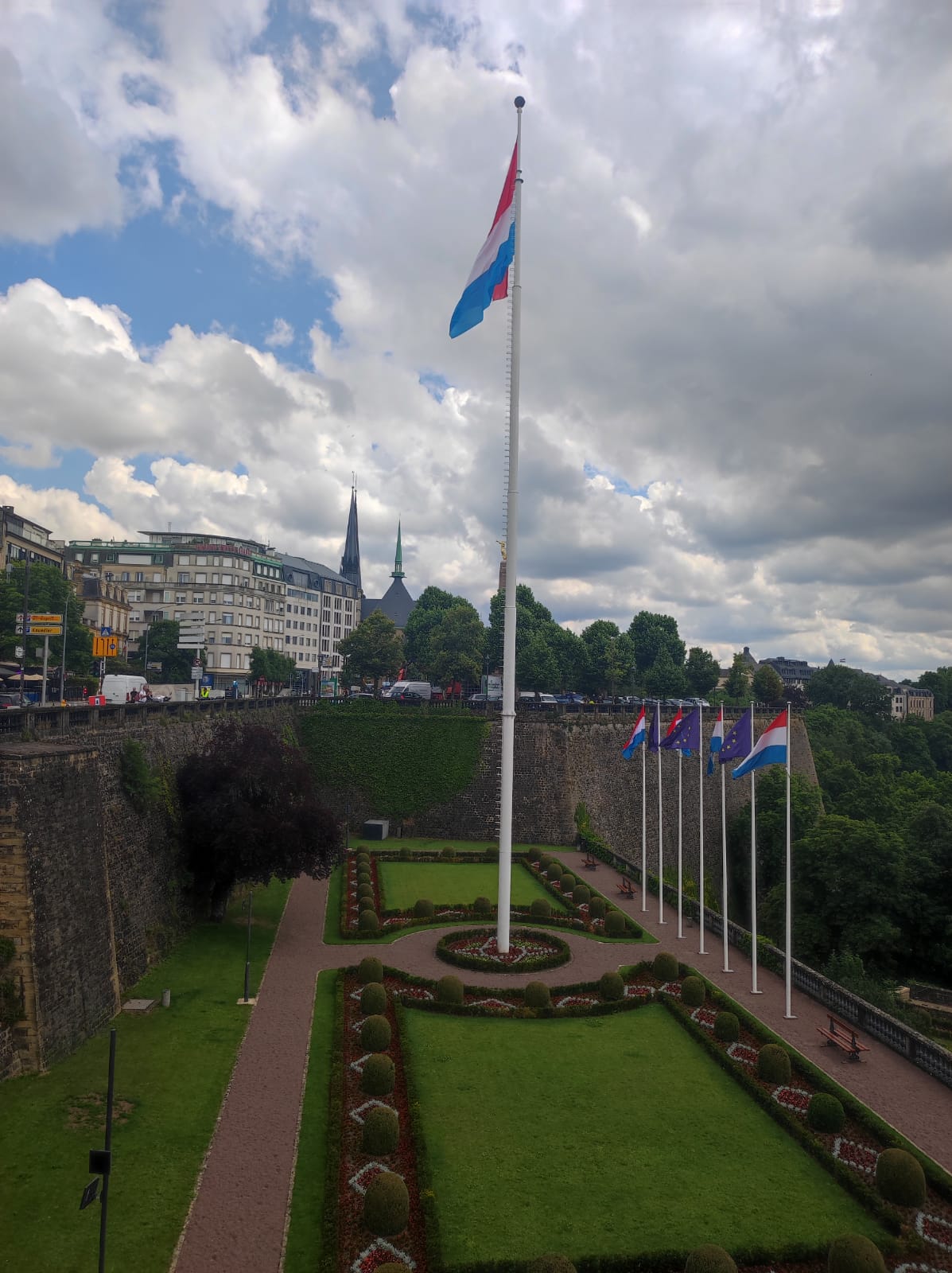 jardins et drapeau luxembourgeois