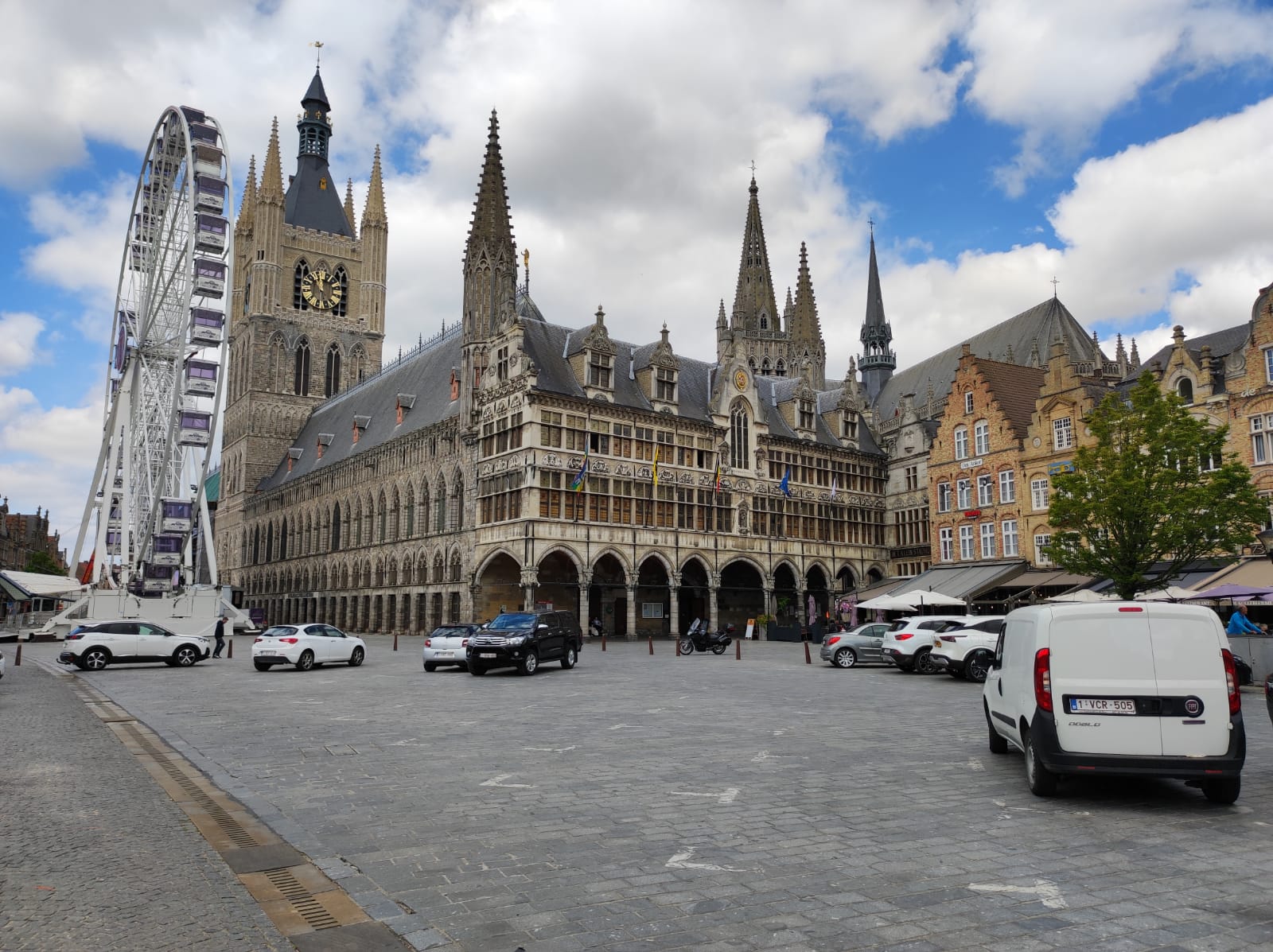 la halle aux drap d\\\'Ypres avec son beffroi et la cathédrale arrière plan
