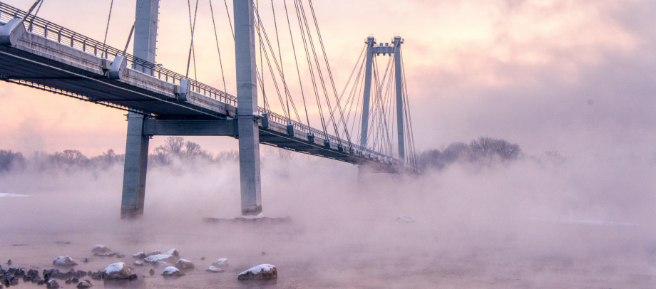 Pont dans le brouillard