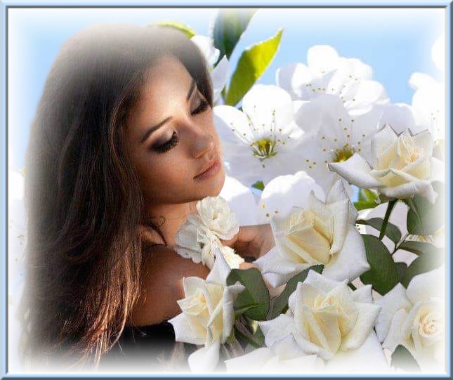 Femme dans fleurs blanches
