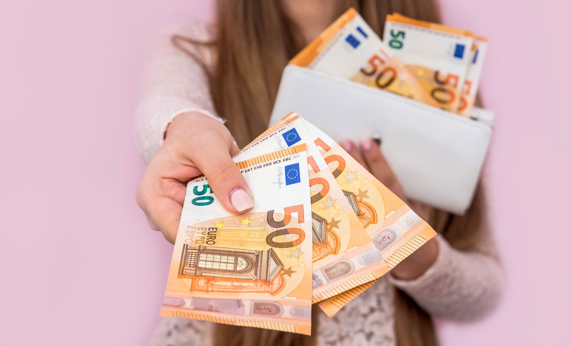 femme-qui-tend-des-billets-de-50-euros