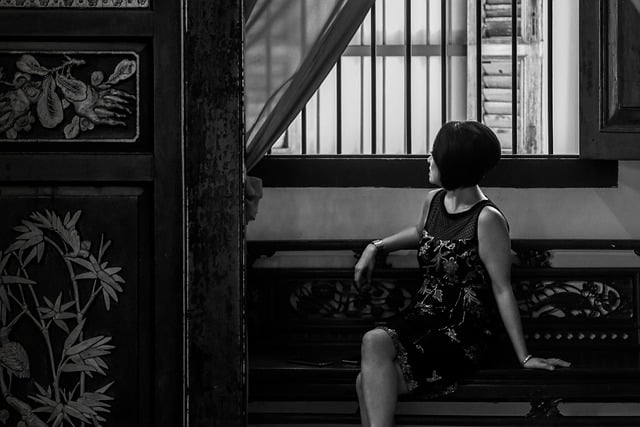 Une femme assise sur un banc chinois