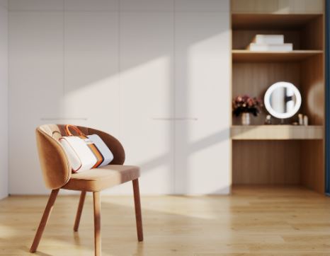 Une chaise dans une pièce
