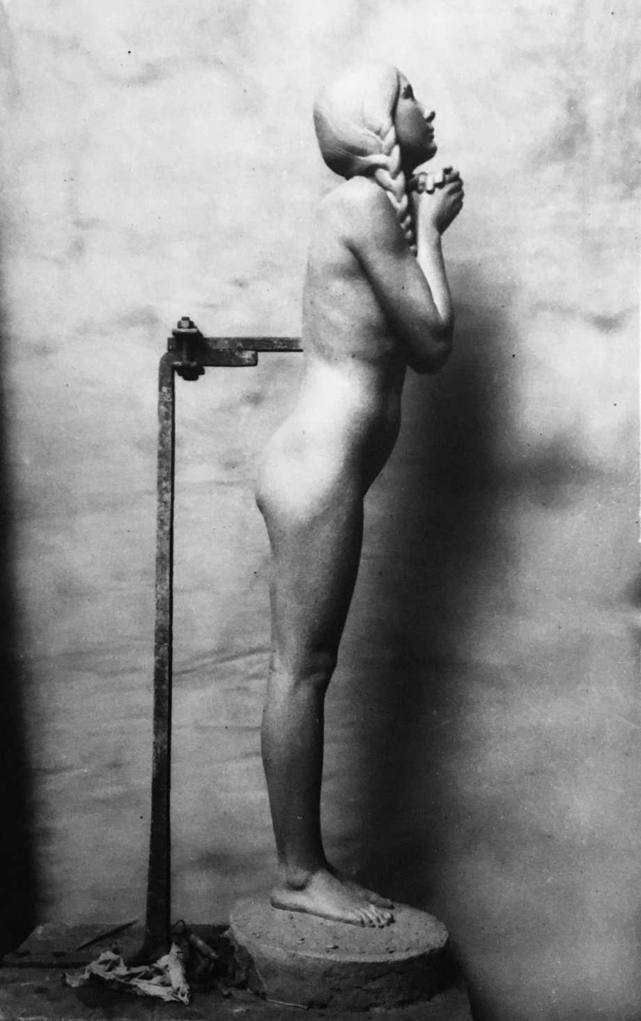 Invocation, statue en plâtre Bis2