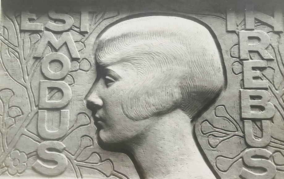 Profil femme 1923 porte de Versailles 2